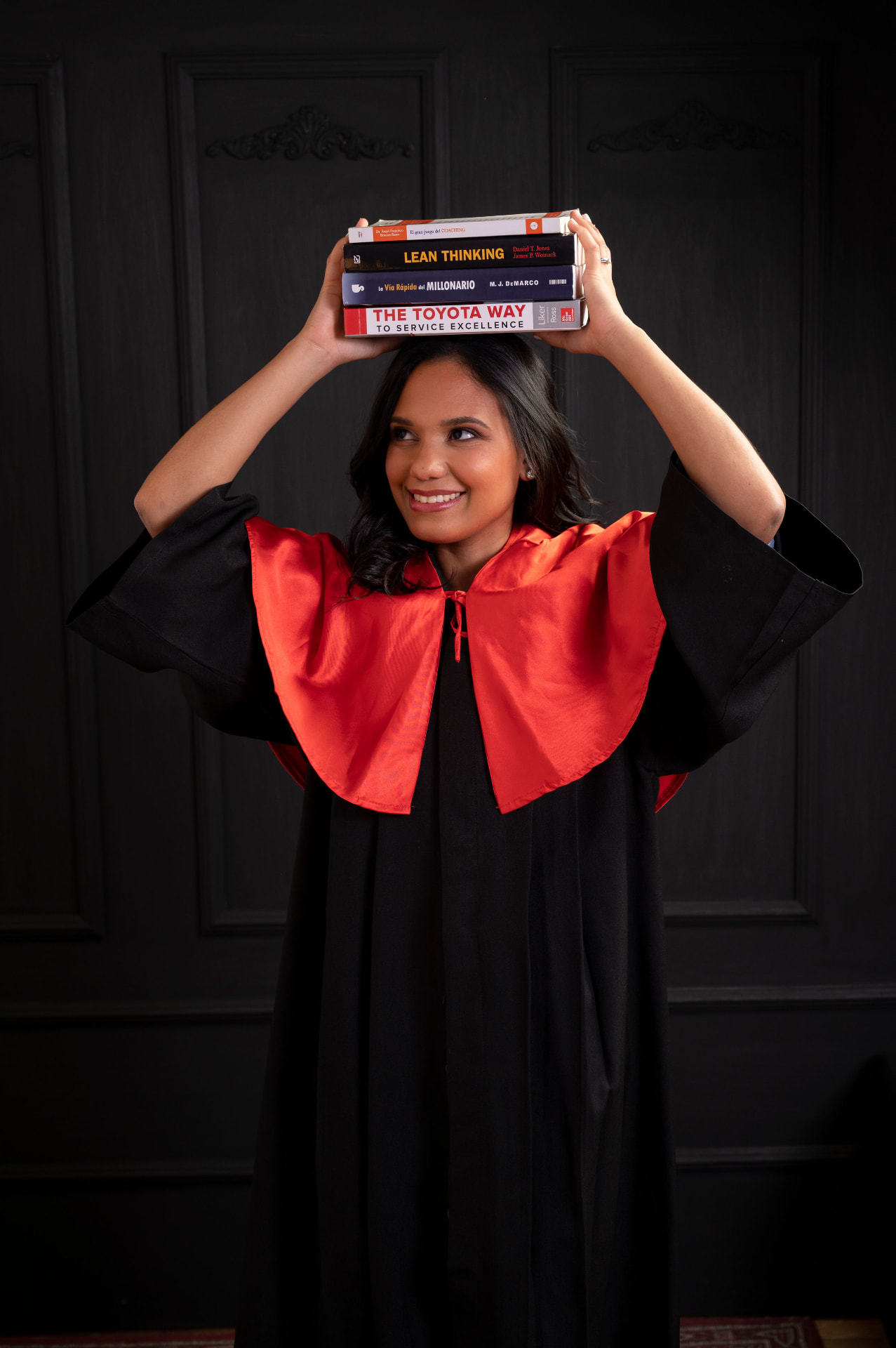 Jeniffer Mora, contadora y mentora de Cuentas Claras, con libros de finanzas y negocios